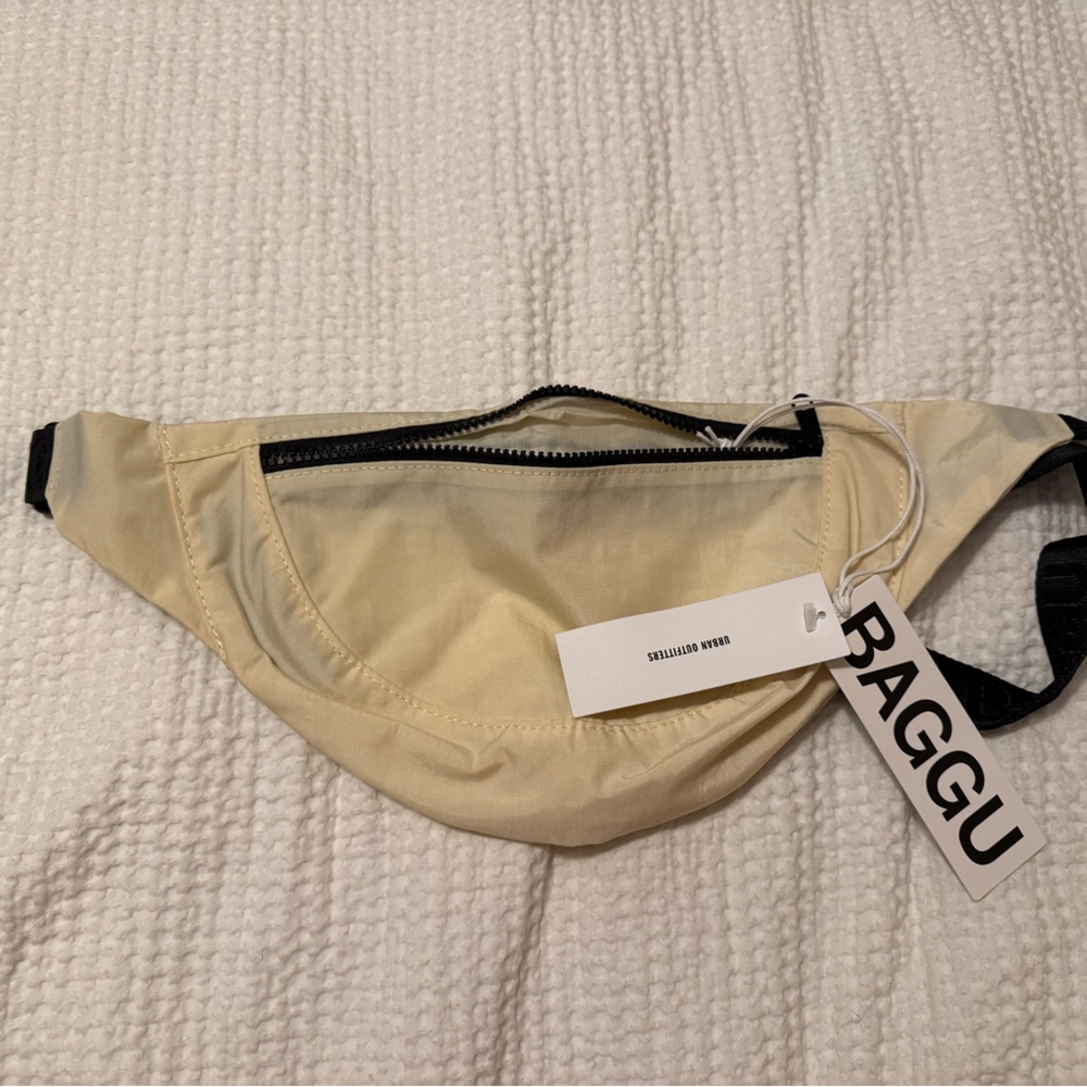 NWT Baggu Crescent Fanny Pack in Ivory